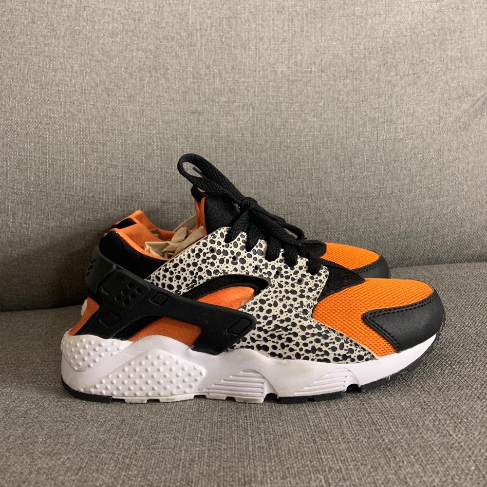 Nike Huaraches. Size 5 (big boy) unisex.